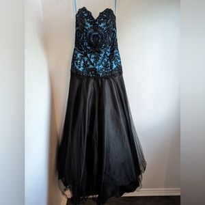 Night Moves long formal sleeveless dress